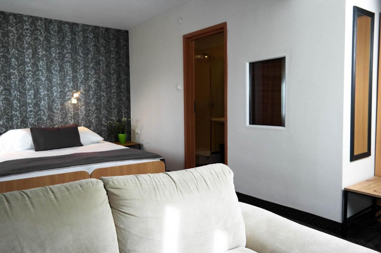 Hotel George นาดาร์ซิน ภายนอก รูปภาพ